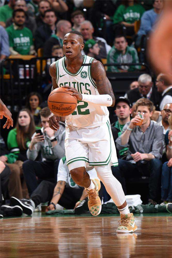 的年轻足球 的年轻足球