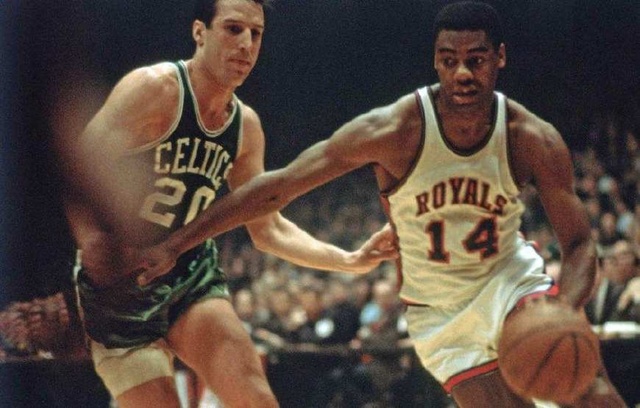 体育德甲联赛重启 赛前握手变碰脚